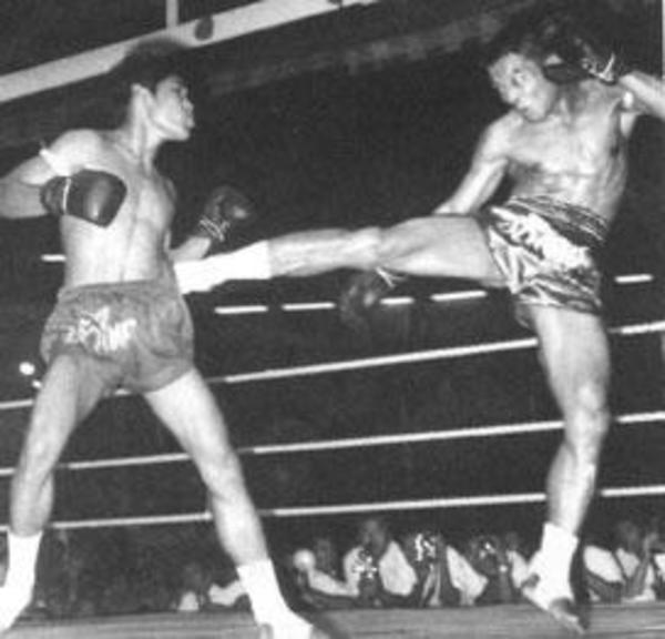 Le nak muay Apidej Sit Hrun Tigre Thai