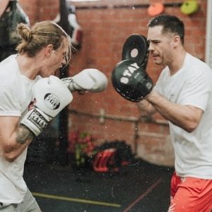 Entraînement de boxe aux pattes d'ours