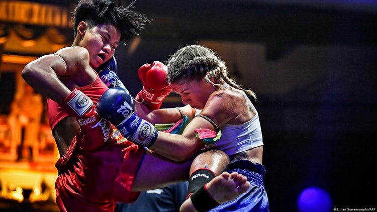 Combattante femme de boxe thaï